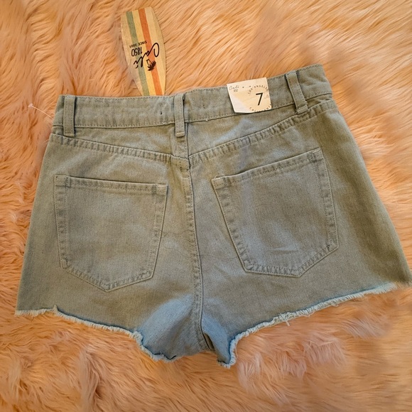 NWT Cali 1850 Light Wash Denim Shorts With Embroidered Daisies Size 7 - Picture 4 of 9